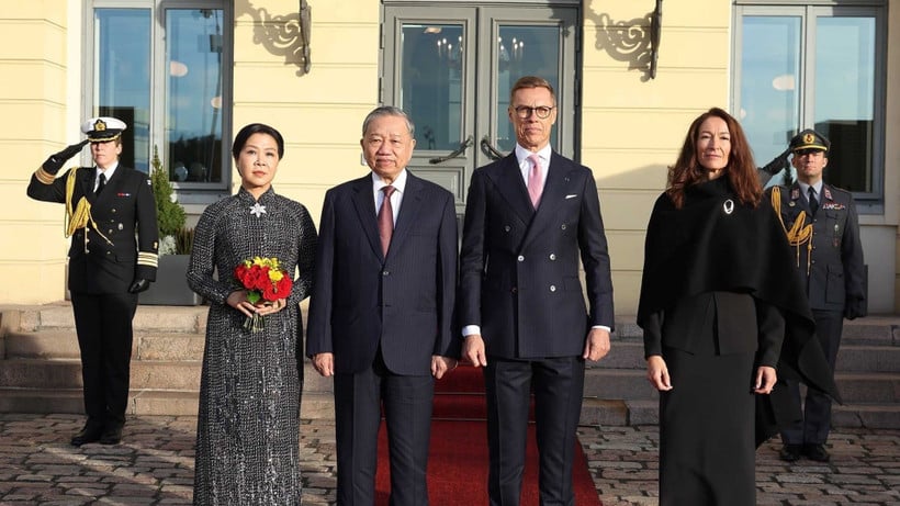 Republikken Finlands president Alexander Stubb og hans kone var vertskap for den offisielle velkomstseremonien for generalsekretær To Lam og hans kone under deres offisielle besøk i Republikken Finland. (Foto: Thong Nhat/VNA)