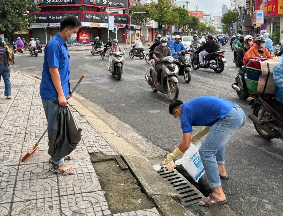 Verenigingen uit de wijk Thanh Khe (stad Da Nang) maken de riolen langs de hoofdwegen schoon.