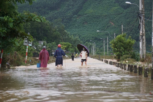 Da Nang: Las escuelas pueden dejar que los estudiantes se queden en casa para evitar la tormenta Fengshen - Foto 1. Đà Nẵng: Nhà trường được quyền cho học sinh nghỉ học để tránh bão Fengshen- Ảnh 1.