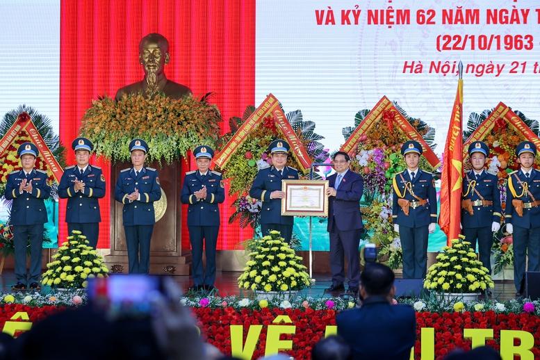 Statsminister: Luftförsvar – flygvapnet är frontlinjen inom strategiskt försvar, det är nödvändigt att undersöka och bygga en Thủ tướng: Phòng không - không quân là tuyến đầu phòng thủ chiến lược, cần nghiên cứu xây dựng