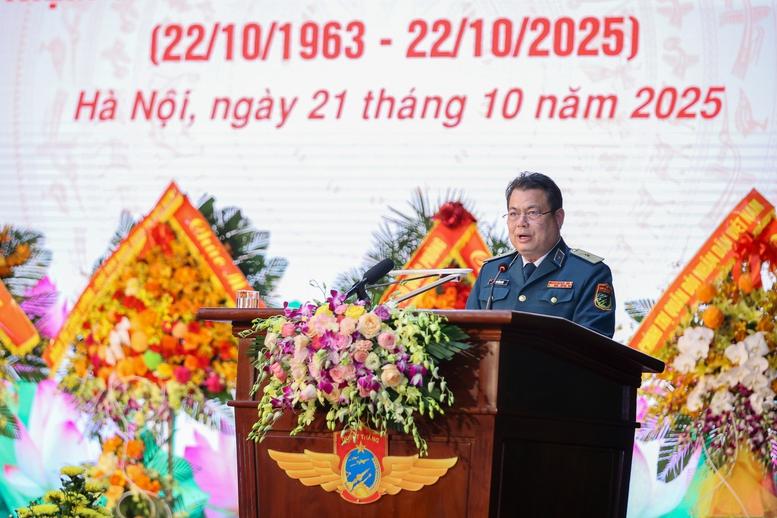 Statsminister: Luftförsvar – flygvapnet är frontlinjen inom strategiskt försvar, det är nödvändigt att undersöka och bygga en Thủ tướng: Phòng không - không quân là tuyến đầu phòng thủ chiến lược, cần nghiên cứu xây dựng