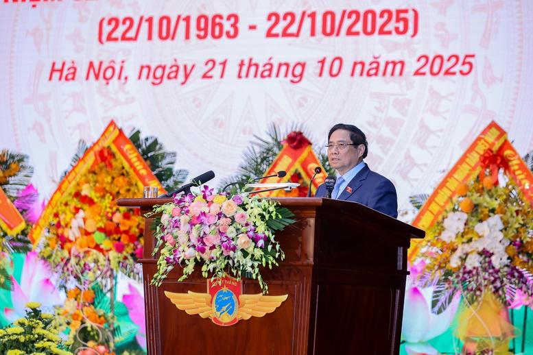 Statsminister: Luftförsvar – flygvapnet är frontlinjen inom strategiskt försvar, det är nödvändigt att undersöka och bygga en Thủ tướng: Phòng không - không quân là tuyến đầu phòng thủ chiến lược, cần nghiên cứu xây dựng