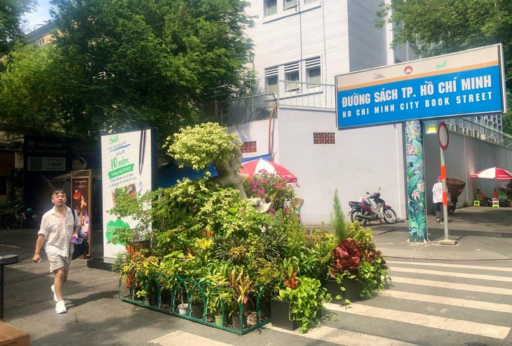 ホーチミン市ブックストリートでは、読者のために歩道駐車場を再設置する可能性があります - 写真 3。 Đường sách TP.HCM - Ảnh 3.