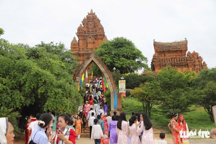 Туристы очарованы красками фестиваля Kate Festival 2025 - Фото 1. Du khách say mê với sắc màu lễ hội Katê 2025- Ảnh 1.