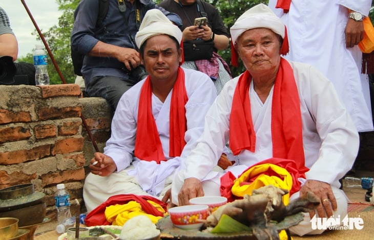 Туристы очарованы красками фестиваля Kate Festival 2025 - Фото 5. Du khách say mê với sắc màu lễ hội Katê 2025 - Ảnh 4.