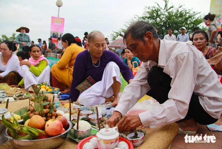 Туристы очарованы красками фестиваля Kate Festival 2025 - Фото 6. Du khách say mê với sắc màu lễ hội Katê 2025- Ảnh 6.