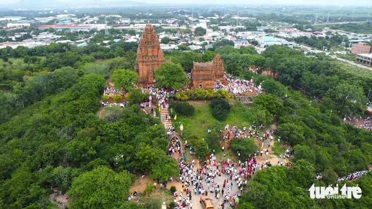 Туристы очарованы красками фестиваля Кейт 2025 - Фото 9. Du khách say mê với sắc màu lễ hội Katê 2025 - Ảnh 6.