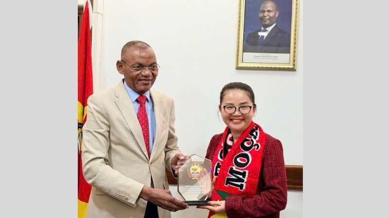 Mosambiks innenriksminister Paulo Chachine og ambassadør Tran Thi Thu Thin. (Foto: Vietnams ambassade i Mosambik)