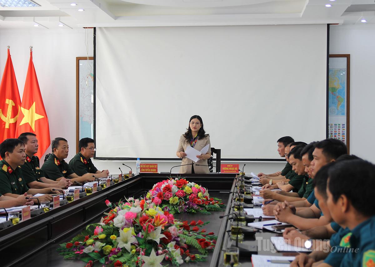 អនុប្រធានគណៈកម្មាធិការប្រជាជនខេត្ត លោក Vuong Ngoc Ha ថ្លែងមតិក្នុងសន្និសីទ។