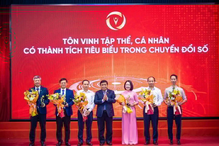 Na slavnostním ceremoniálu byly oceněny kolektivy i jednotlivci s vynikajícími úspěchy v oblasti digitální transformace. (Foto: Minh Son)
