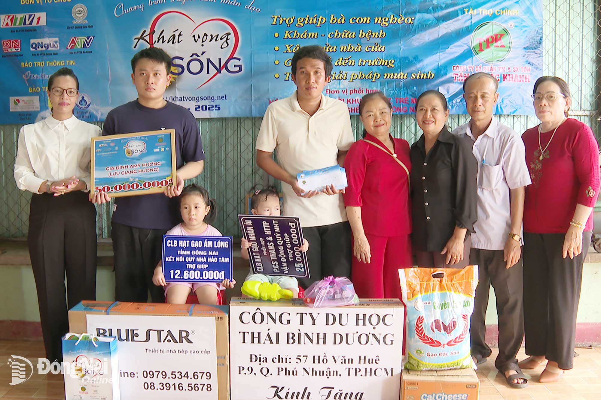 Reprezentanții liderilor secției Binh Phuoc și reprezentanții cartierului Binh Thien au prezentat sprijin familiei domnului Dat. Fotografie: Phu Quy  