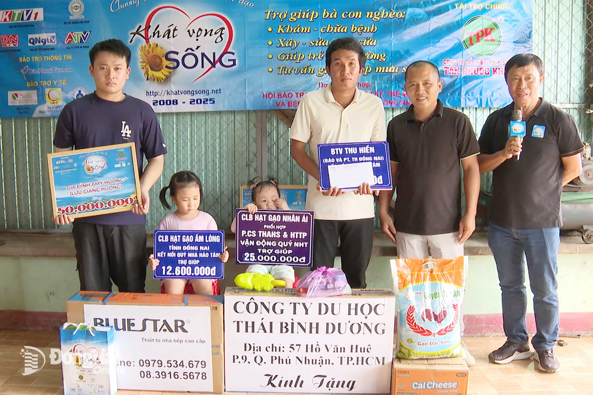 Un reprezentant al companiei Thanh Cong Technology Company Limited TTCO (cartierul Binh Phuoc) a oferit 35 de milioane de VND pentru a sprijini familia domnului Dat. Foto: Phu Quy