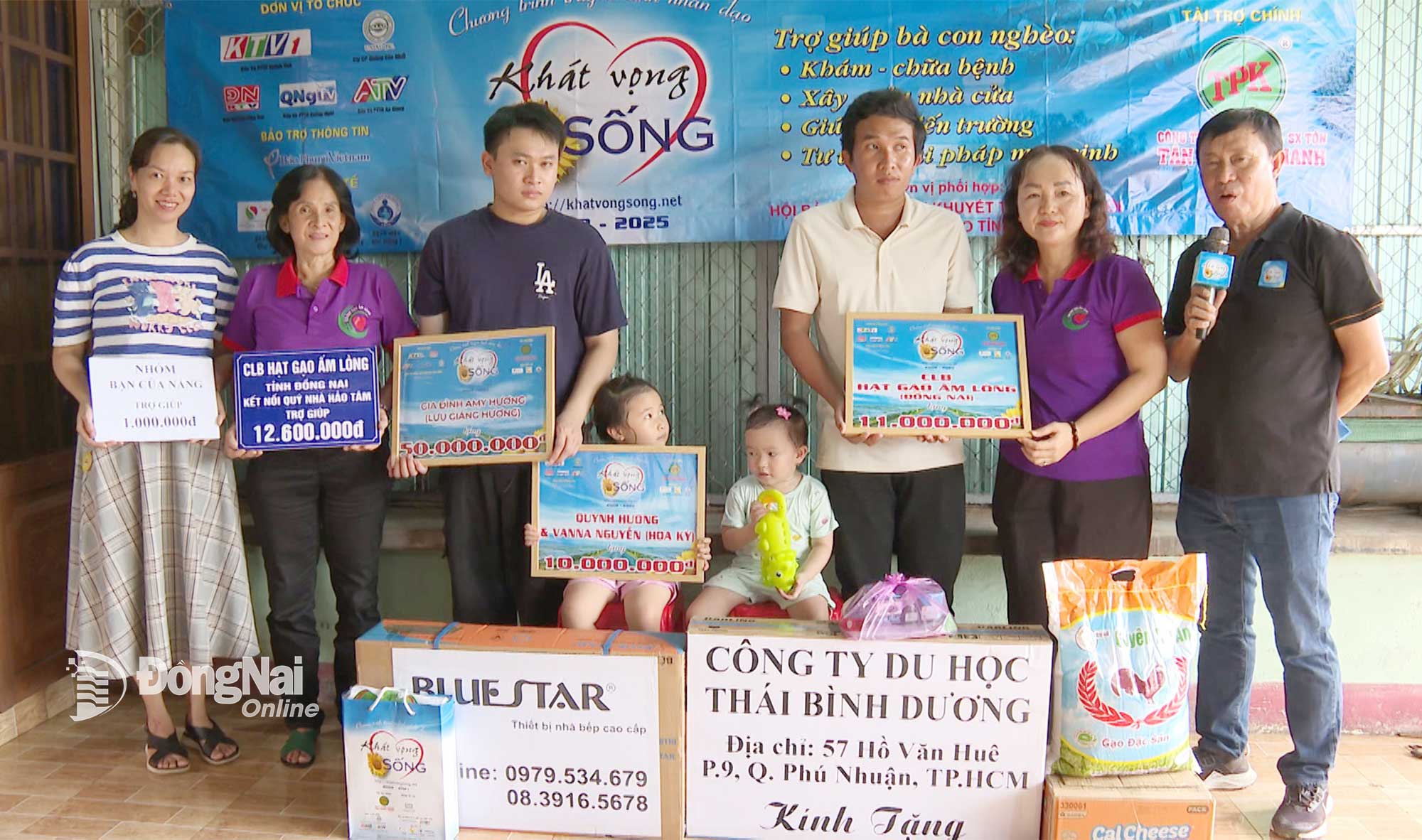 Clubul de orez cald din provincia Dong Nai a primit o placă de sponsorizare tipică în valoare de 12,6 milioane VND. Foto: Phu Quy
