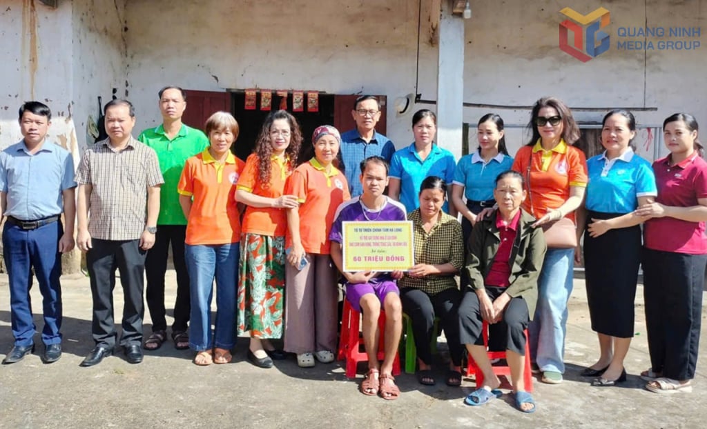 Chinh Tam Ha Long Charity Group beviljade 60 miljoner VND till Cam Van Vinhs familj i byn Tung Cau (kommunen Binh Lieu) för att bygga ett nytt hus.