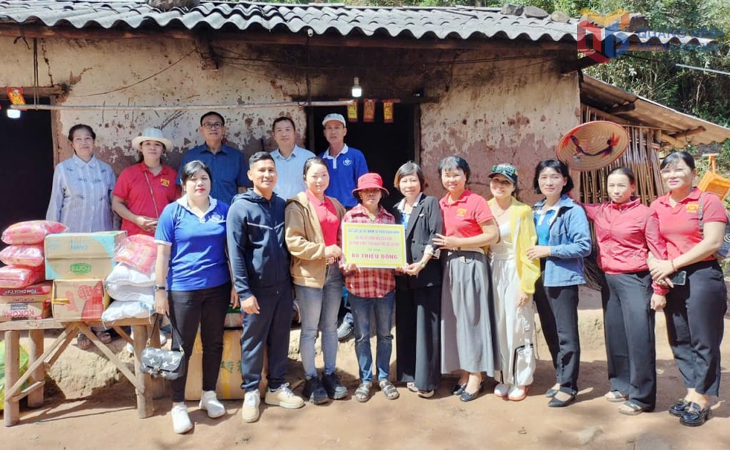 Provinsiella föreningen för skydd av funktionshindrade och den älskade välgörenhetsgruppen Quang Ninh donerade 80 miljoner VND för att stödja familjen till Chieu Si Mui i byn Ngan Phe (kommunen Luc Hon) för att bygga ett nytt hus.