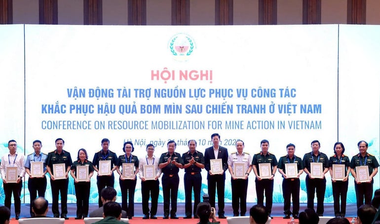 trao-chung-nhan-cac-nha-tai-tro.jpg