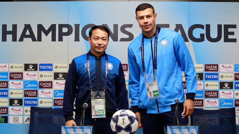 Trener Vu Hong Viet og kaptein Lucas Alves på pressekonferansen før kampen mot Gamba Osaka. (Foto: Nam Dinh FC)