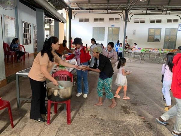 Đem yêu thương đến người nghèo - câu chuyện “cho đi” của một cô giáo - Ảnh 1.