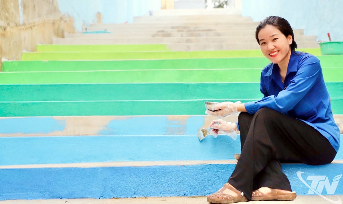 Chị Thu Hiền trong màu áo xanh tình nguyện, luôn nhiệt huyết với các hoạt động vì cộng đồng