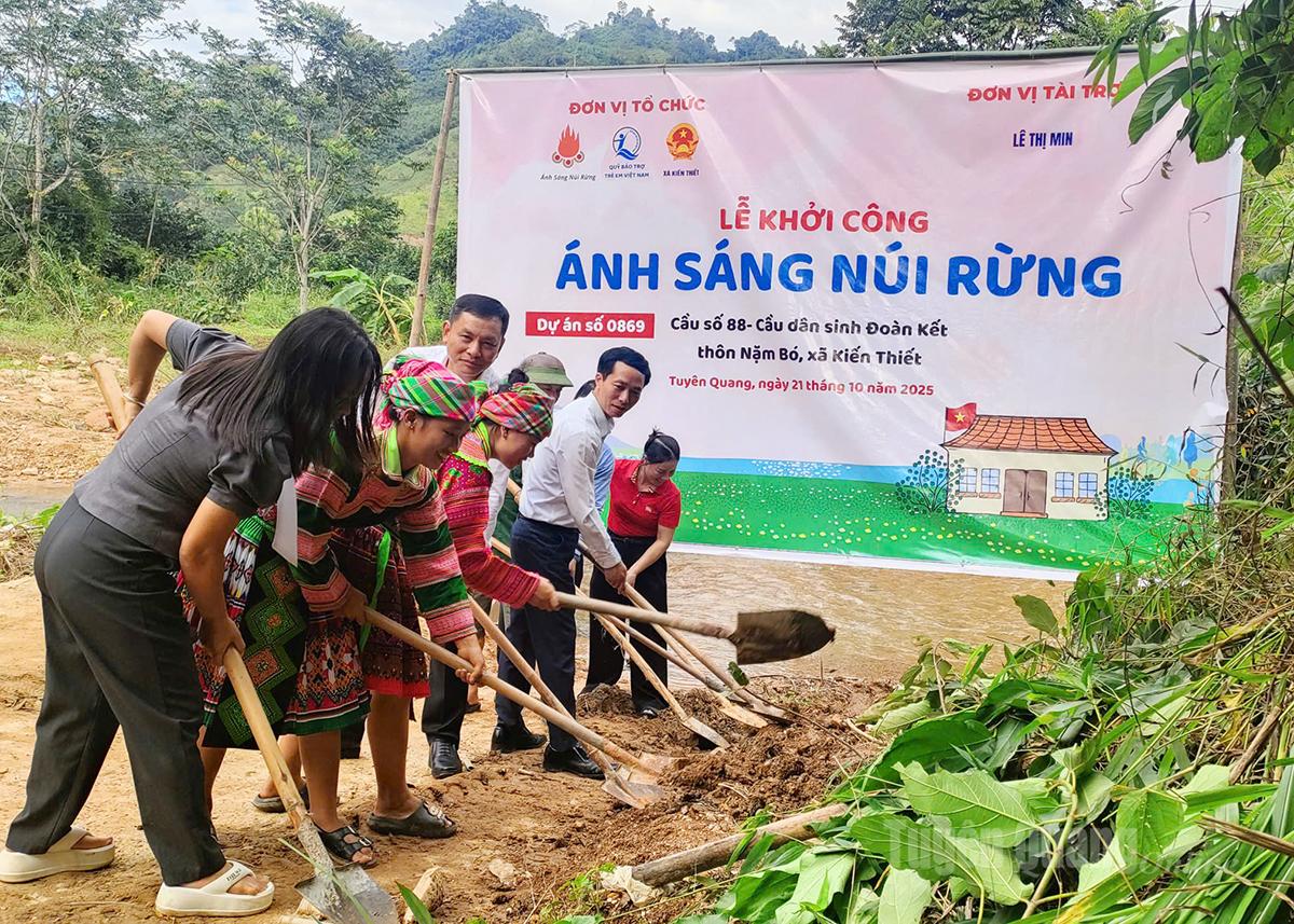Commune leaders and people started construction of the Doan Ket Bridge in Nam Bo village.
