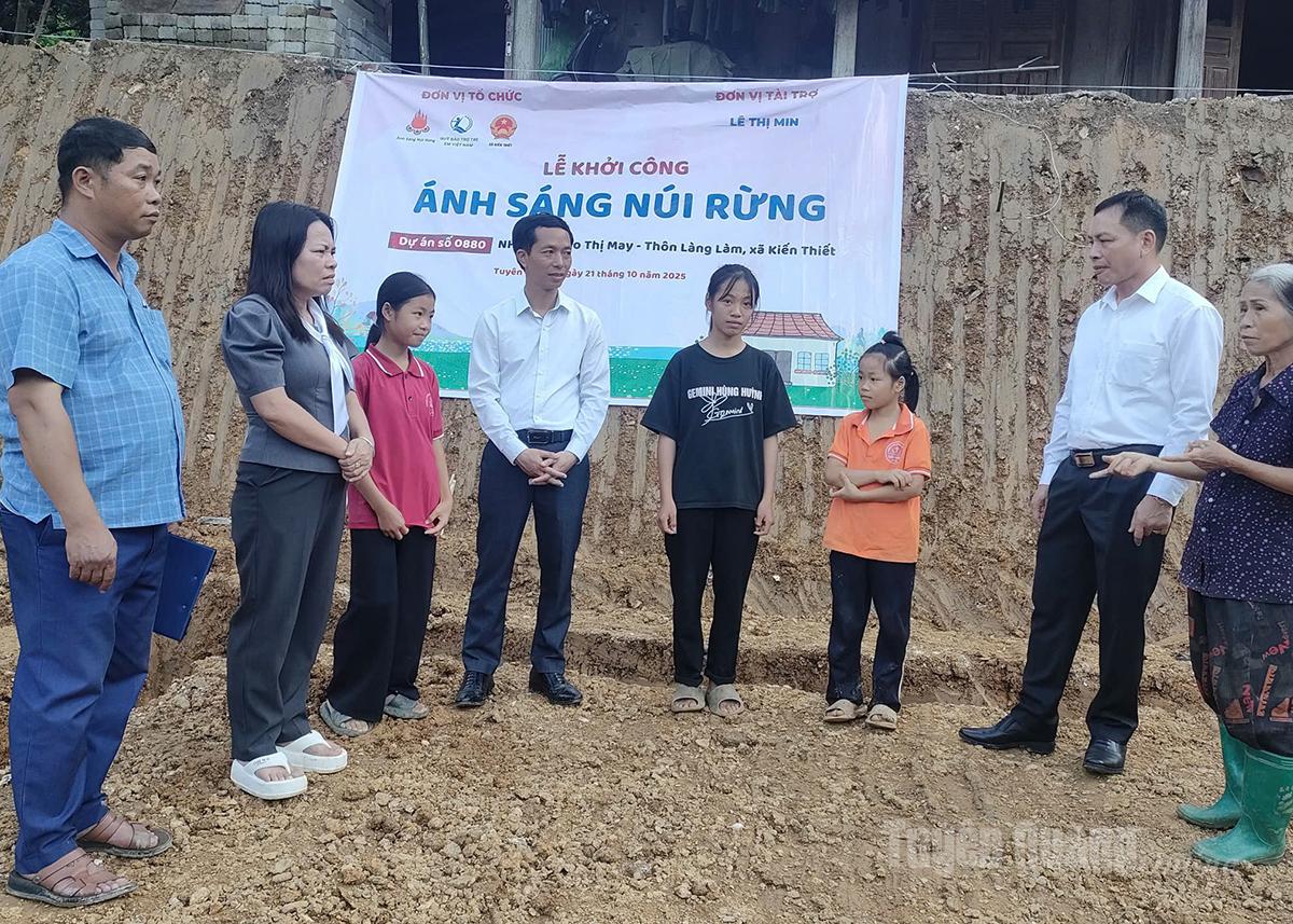 Commune leaders and members, 3 students Dao Thi May, Dao Thuy Nhi, Dao Nhat Vi at the groundbreaking ceremony for the construction of the new house.
