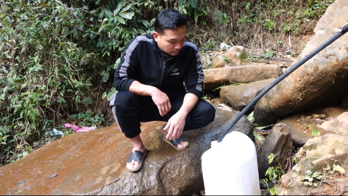 Professor Vu Van Lam - professor da Escola Secundária Mu Sang para Minorias Étnicas, na comuna de Dao San, espera por água longe da escola