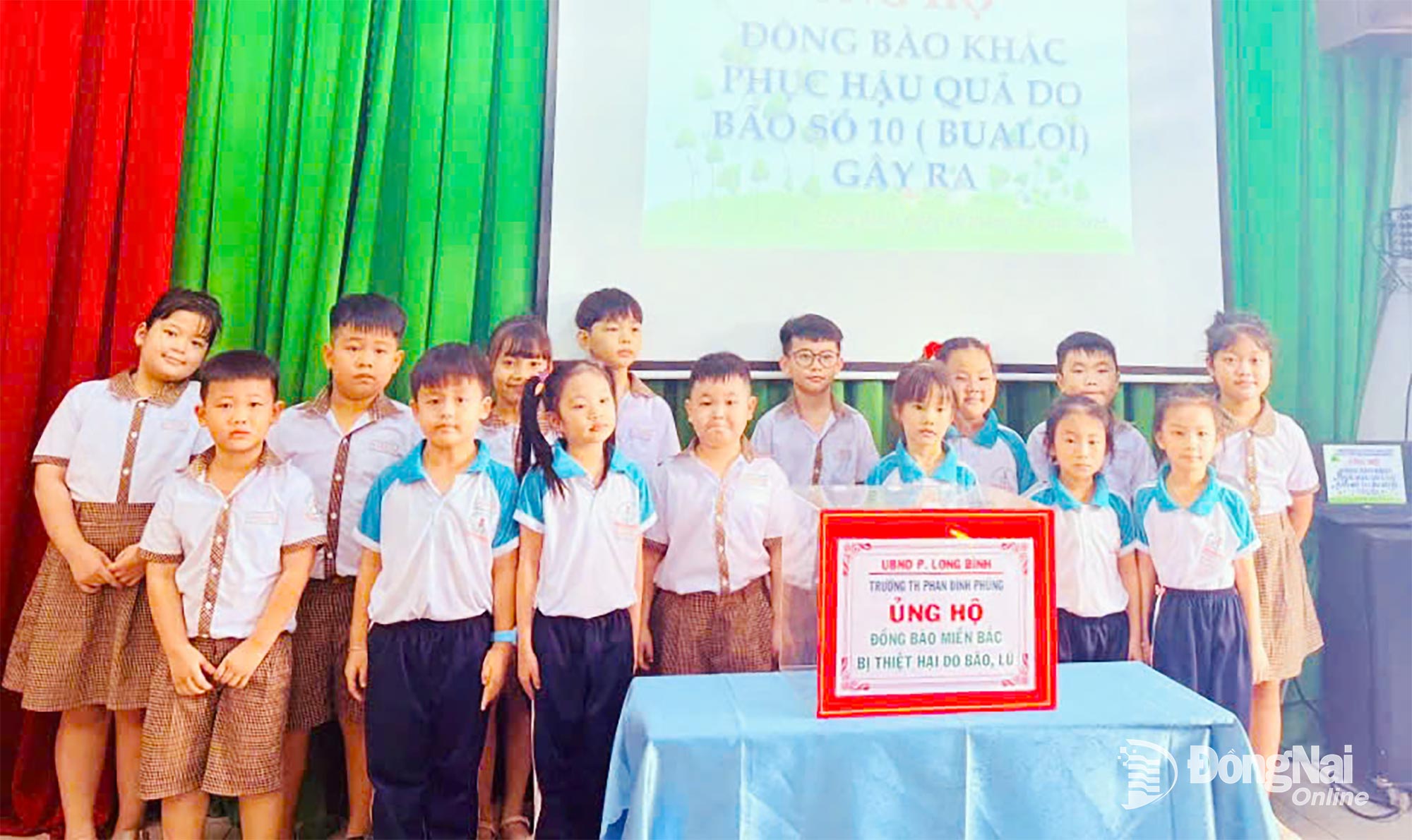 Elever ved Phan Dinh Phung barneskole støtter mennesker som er rammet av flom. Foto: D.P.