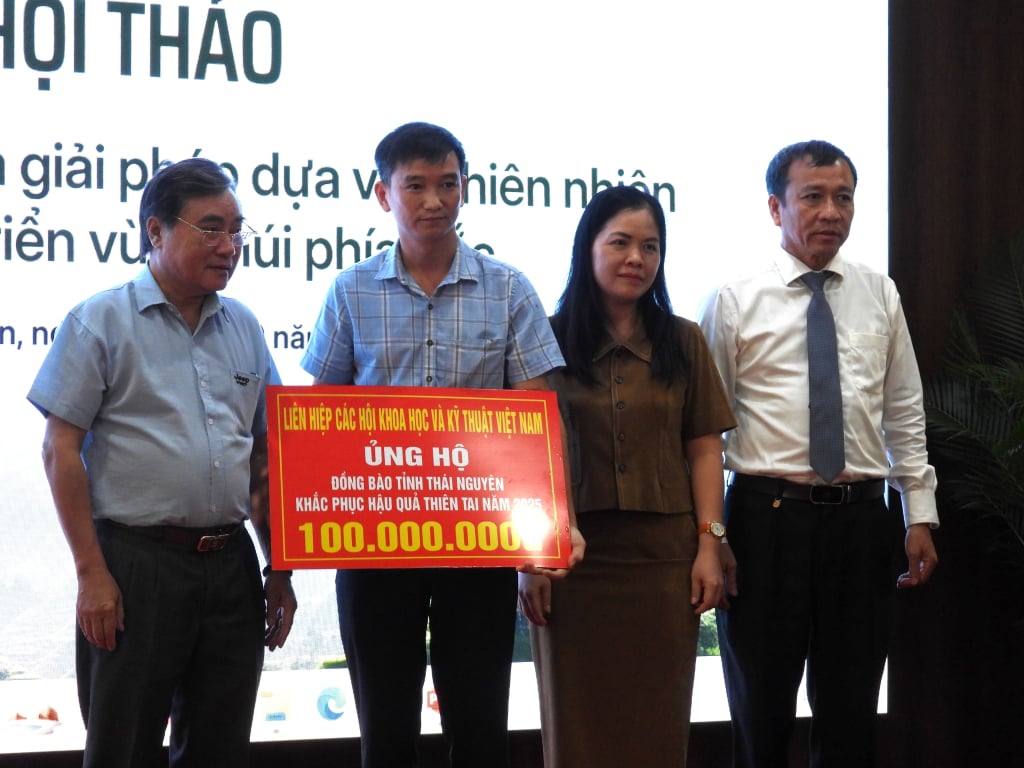 Pada kesempatan ini, para pemimpin VUSTA Vietnam menyumbangkan 100 juta VND kepada provinsi Thai Nguyen untuk membantu mendukung dan memulihkan kehidupan masyarakat yang terkena dampak badai No. 10 dan 11.