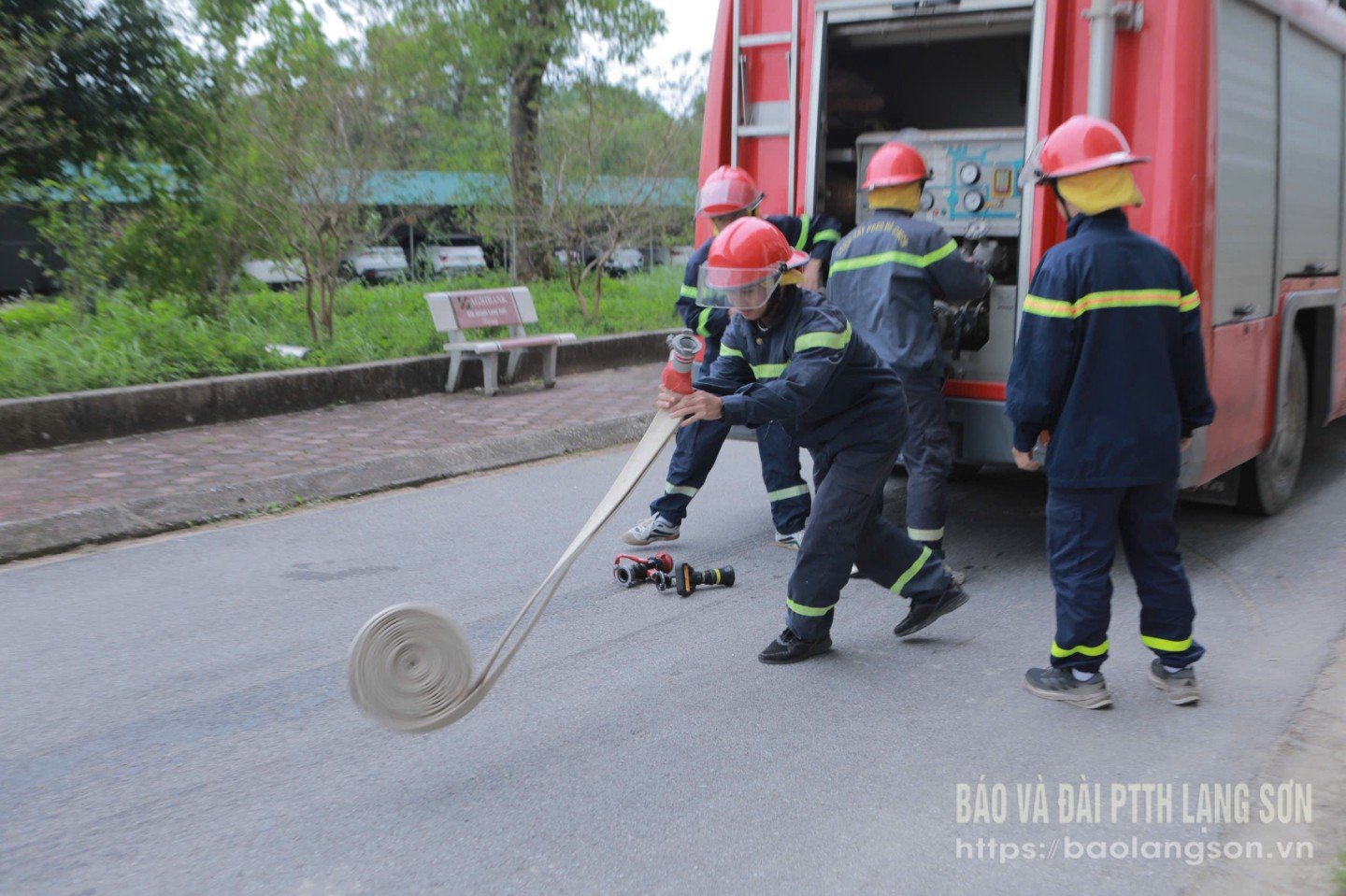 Ofițerii și soldații Departamentului de Poliție pentru Prevenirea Incendiilor și Salvare, Poliția Provincială, exersează planuri de prevenire și stingere a incendiilor.