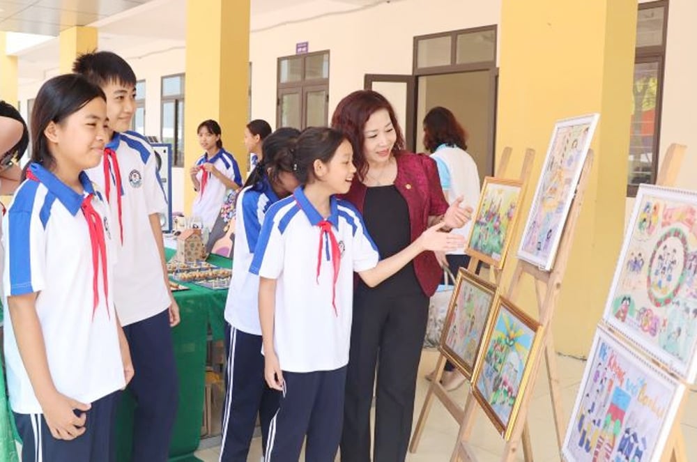 ນັກ​ສຶກ​ສາ​ຢ້ຽມ​ຢາມ​ແຈ​ສື່​ມວນ​ຊົນ​ກ່ຽວ​ກັບ​ການ​ປ້ອງ​ກັນ​ແລະ​ຕອບ​ສະ​ຫນອງ​ການ​ກໍ່​ຄວາມ​ຮຸນ​ແຮງ​ໃນ​ໂຮງ​ຮຽນ. ຮູບປະກອບ
