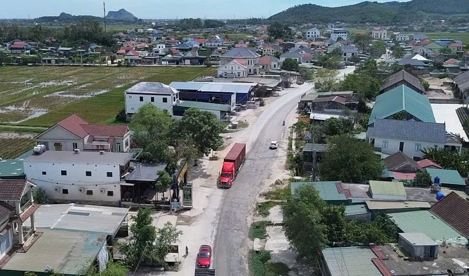 Được biết, dự án nâng cấp Quốc lộ 7 được Bộ Giao thông - Vận tải phê duyệt ngày 18/3/2022 và chính thức khởi công tháng 9/2022. Dự án có tổng mức đầu tư hơn 1.300 tỷ đồng với tổng chiều dài 27,5 km đi qua các huyện Diễn Châu, Yên Thành và Đô Lương (cũ) của tỉnh Nghệ An. Dự án được chia làm 3 gói thầu xây dựng 01, 02 và 03. Dự kiến các gói thầu sẽ hoàn thành trong tháng 12/2023. Tuy nhiên khi đến hạn, dự án không thể về đích như kế hoạch đề ra. Bộ Giao thông - Vận tải sau đó đã gia hạn thời gian 