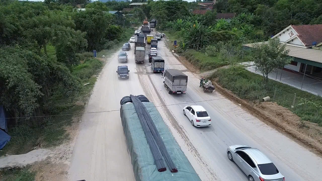 Đây là thực trạng đã và đang xảy ra trên quốc lộ 7A trong suốt thời gian qua khiến dư luận bức xúc bởi nguy cơ mất an toàn giao thông luôn tiềm ẩn ở mức cao.