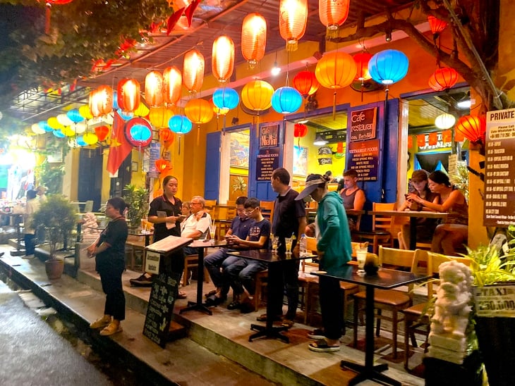 Nhiều nơi ở Hội An quyết dẹp hàng rong, kẹo kéo, ăn xin - Ảnh 1.