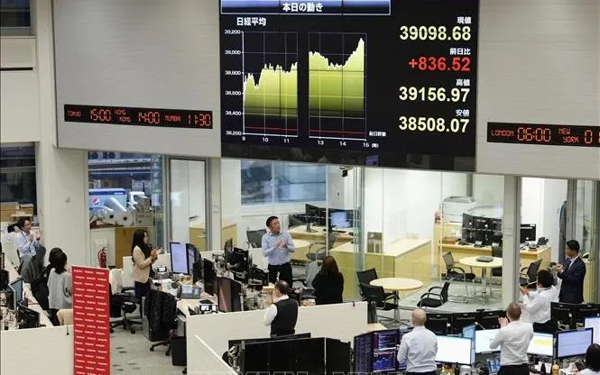 Giao dịch viên tại công ty chứng khoán ở Tokyo, Nhật Bản. Ảnh tư liệu: Kyodo/TTXVN
