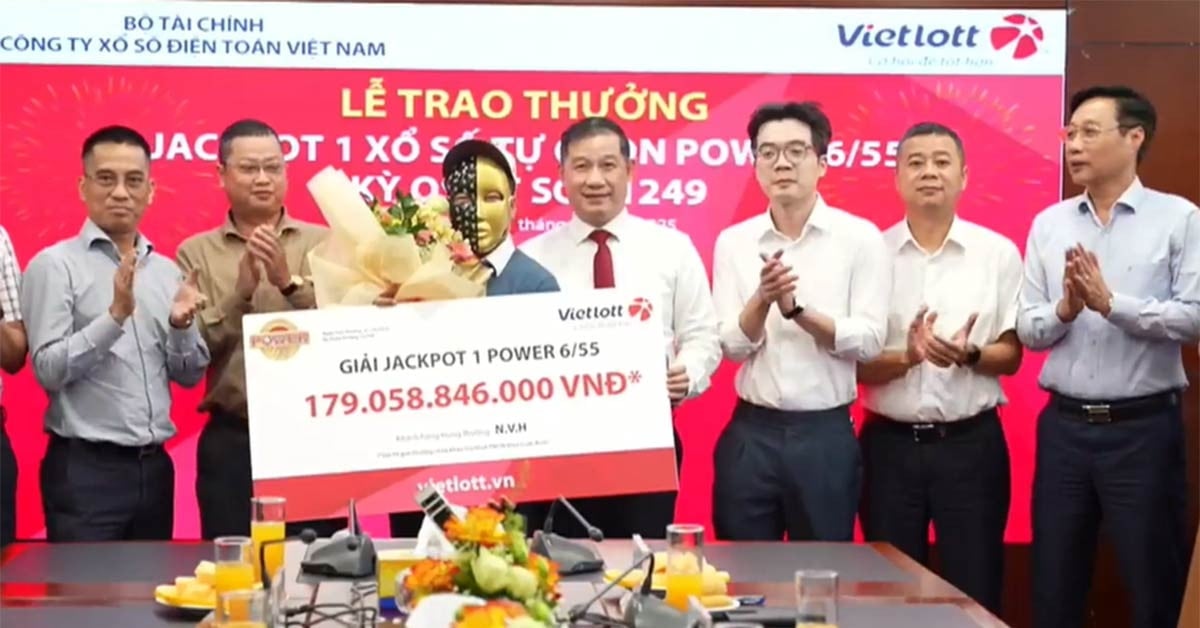 Người đàn ông Đà Nẵng nhận thưởng giải độc đắc Vietlott hơn 179 tỷ