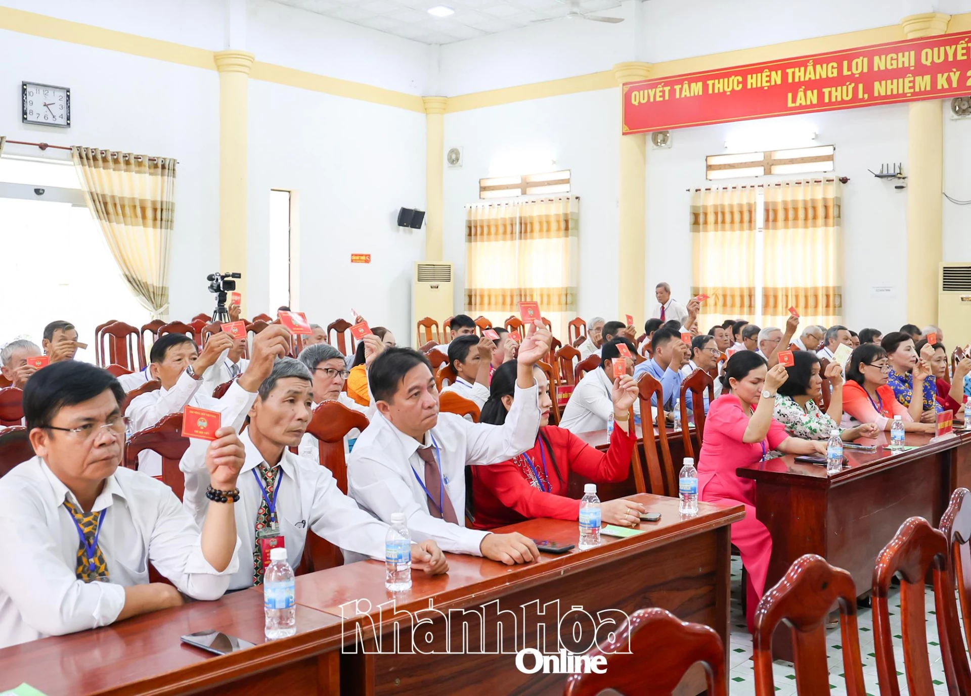 Các đại biểu biểu quyết thông qua chương trình đại hội.
