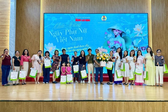 Sôi nổi Hội thi karaoke mừng ngày Phụ nữ Việt Nam - Ảnh 1.