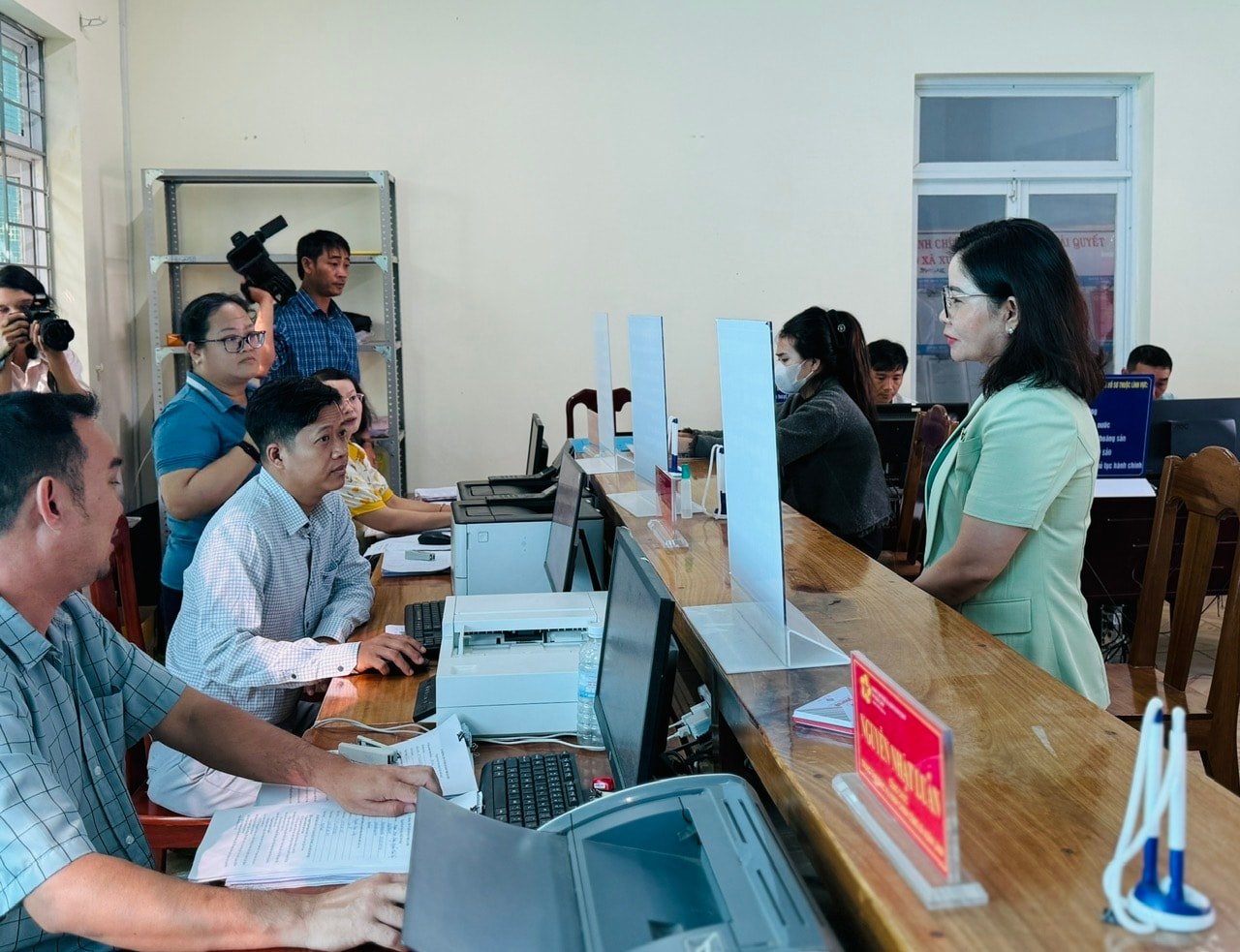 Phó trưởng Đoàn chuyên trách, phụ trách Đoàn ĐBQH tỉnh Đắk Lắk Nguyễn Thị Thu Nguyệt khảo sát tại Trung tâm Phục vụ hành chính công UBND xã Đại Lãnh