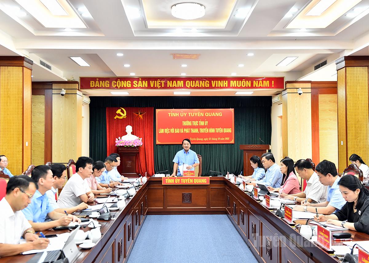 El Secretario Provincial del Partido, Hau A Lenh, presidió la sesión de trabajo del Comité Permanente del Partido Provincial con el periódico Tuyen Quang y la radio y televisión.