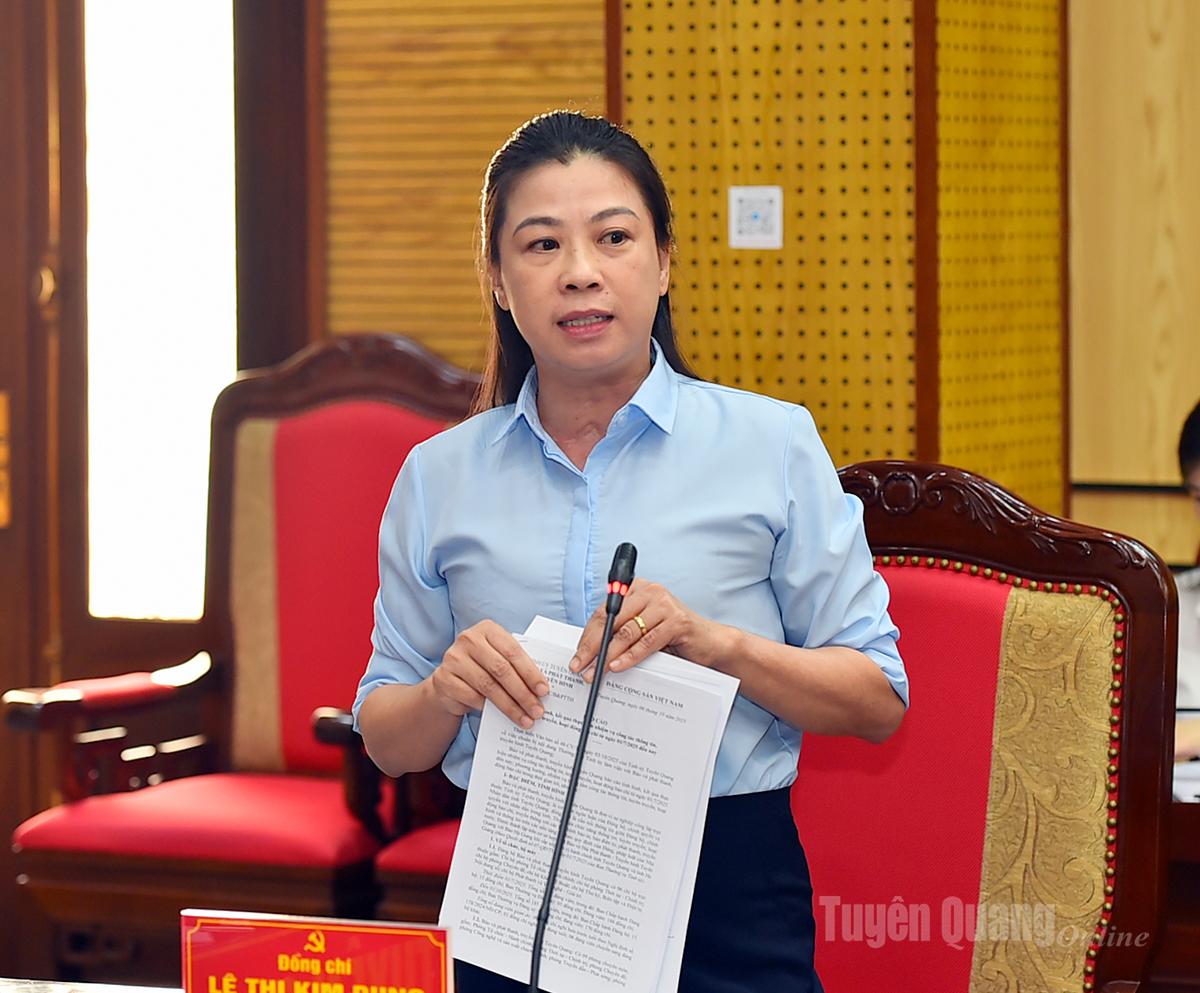 La subsecretaria permanente del Comité Provincial del Partido, Le Thi Kim Dung, habló en la reunión.