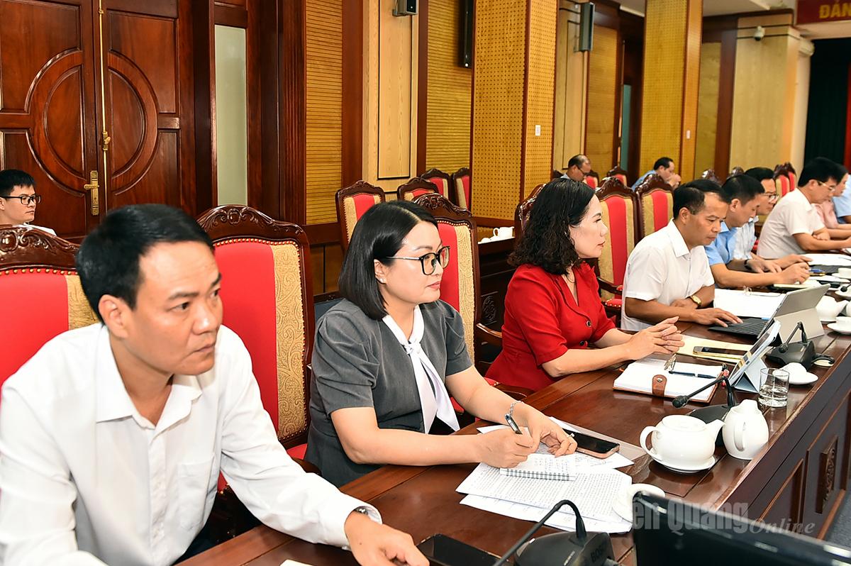 Líderes del periódico, radio y televisión Tuyen Quang en la sesión de trabajo.
