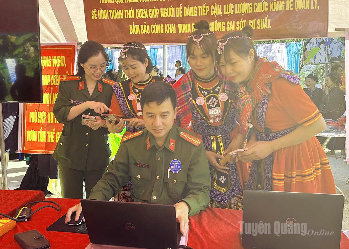 Policisté z obce Thanh Tin na Národním festivalu digitálního vzdělávání provedli lidi instalací a používáním aplikace VNeID.