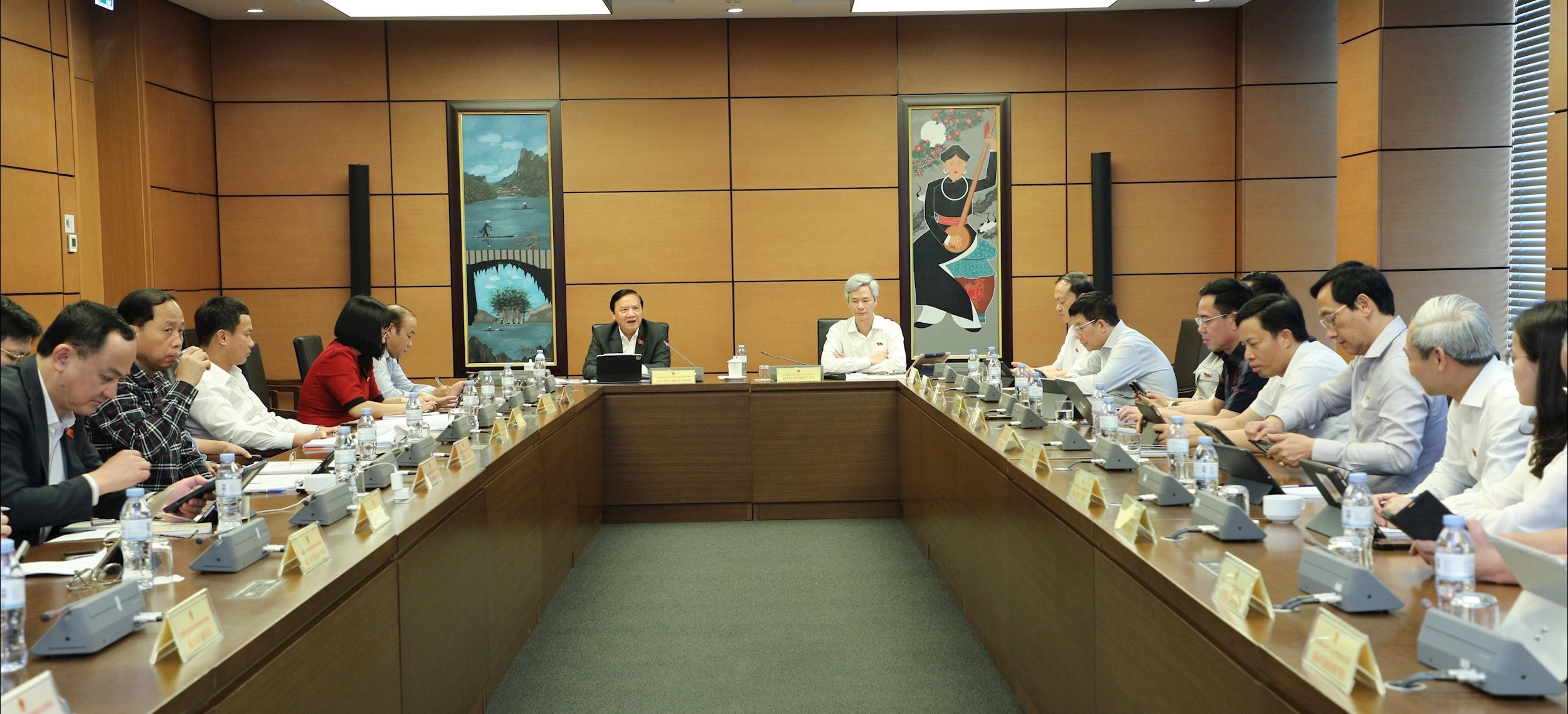 Delegasi kelompok 9 (kota Hai Phong dan provinsi Hung Yen) berdiskusi