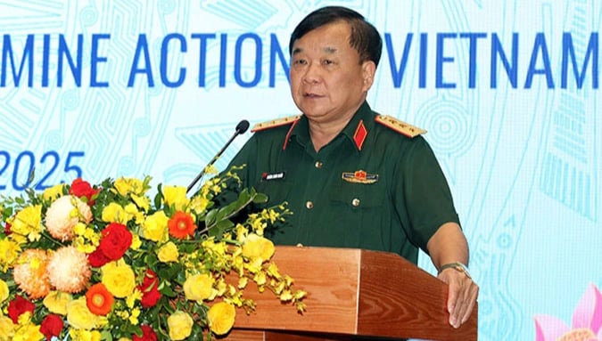Thượng tướng Hoàng Xuân Chiến yêu cầu đẩy nhanh tốc độ khắc phục hậu quả bom mìn- Ảnh 1.