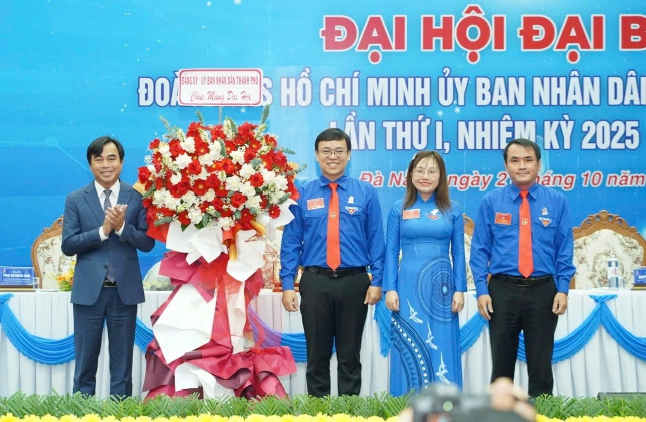 Đồng chí Tô Văn Hùng - Thành ủy viên, Phó Bí thư Đảng ủy Ủy ban Nhân dân thành phố Đà Nẵng tặng hoa chúc mừng Đại hội. Ảnh: XH