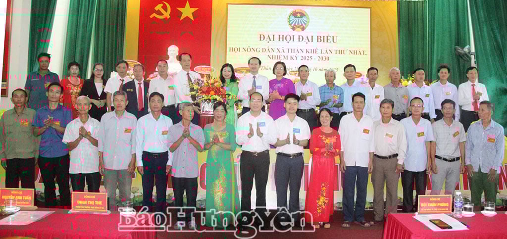Các đại biểu tặng hoa chúc mừng Ban Chấp hành Hội Nông dân xã Thần Khê khóa I. Ảnh: Thanh Thủy