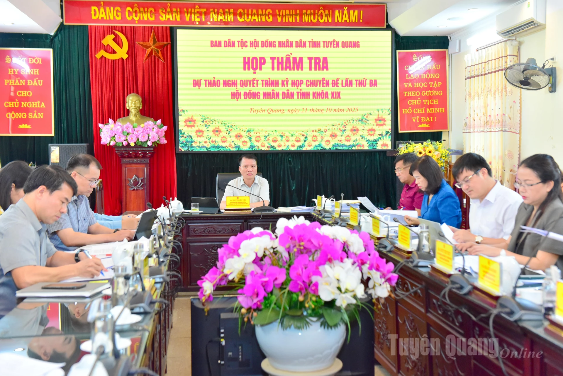 Lãnh đạo Ban Dân tộc HĐND tỉnh điều hành họp thẩm tra một số dự thảo nghị quyết trình Kỳ họp chuyên đề lần thứ ba, HĐND tỉnh khoá XIX.