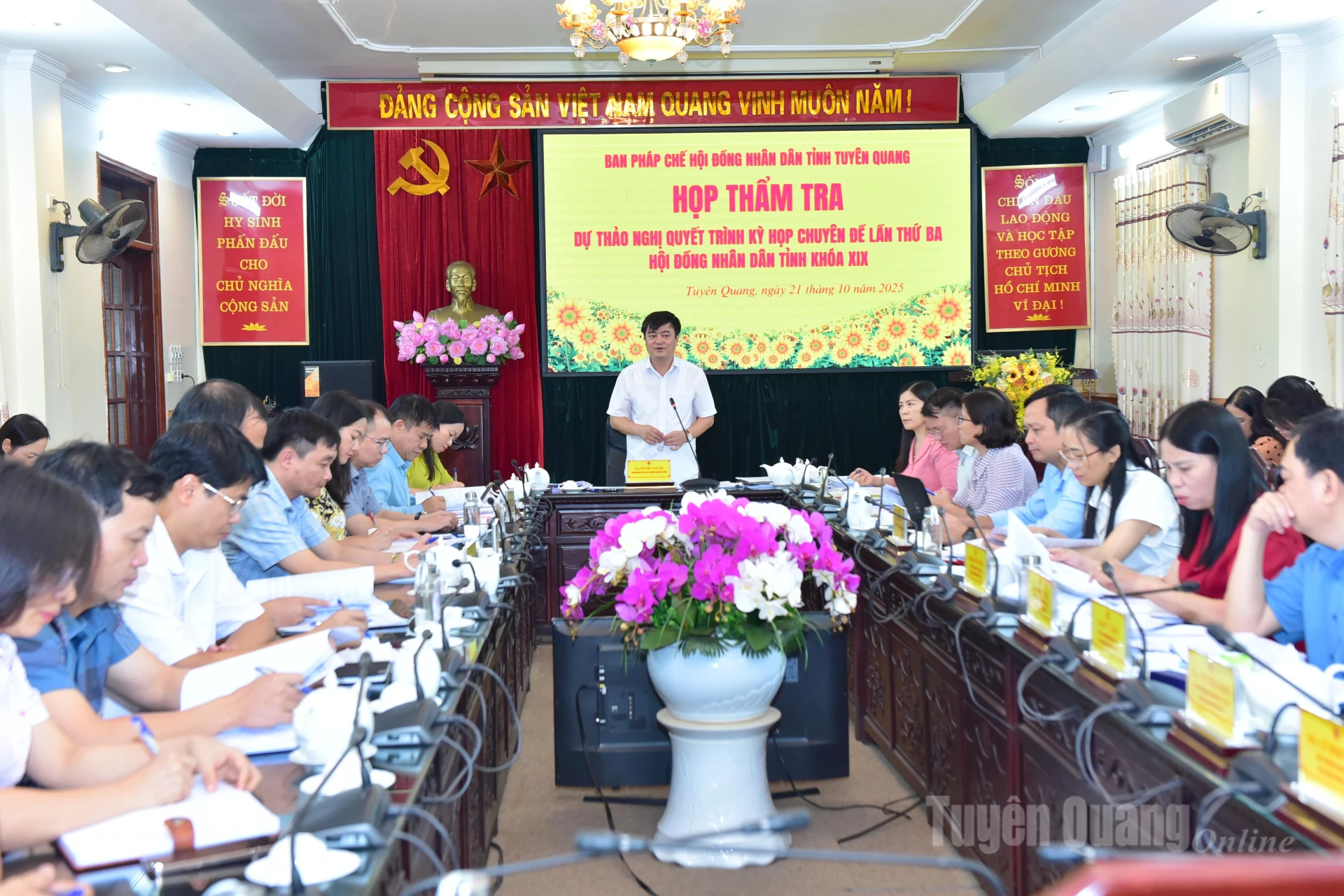 Lãnh đạo Ban Dân tộc HĐND tỉnh điều hành họp thẩm tra một số dự thảo nghị quyết trình Kỳ họp chuyên đề lần thứ ba, HĐND tỉnh khoá XIX.