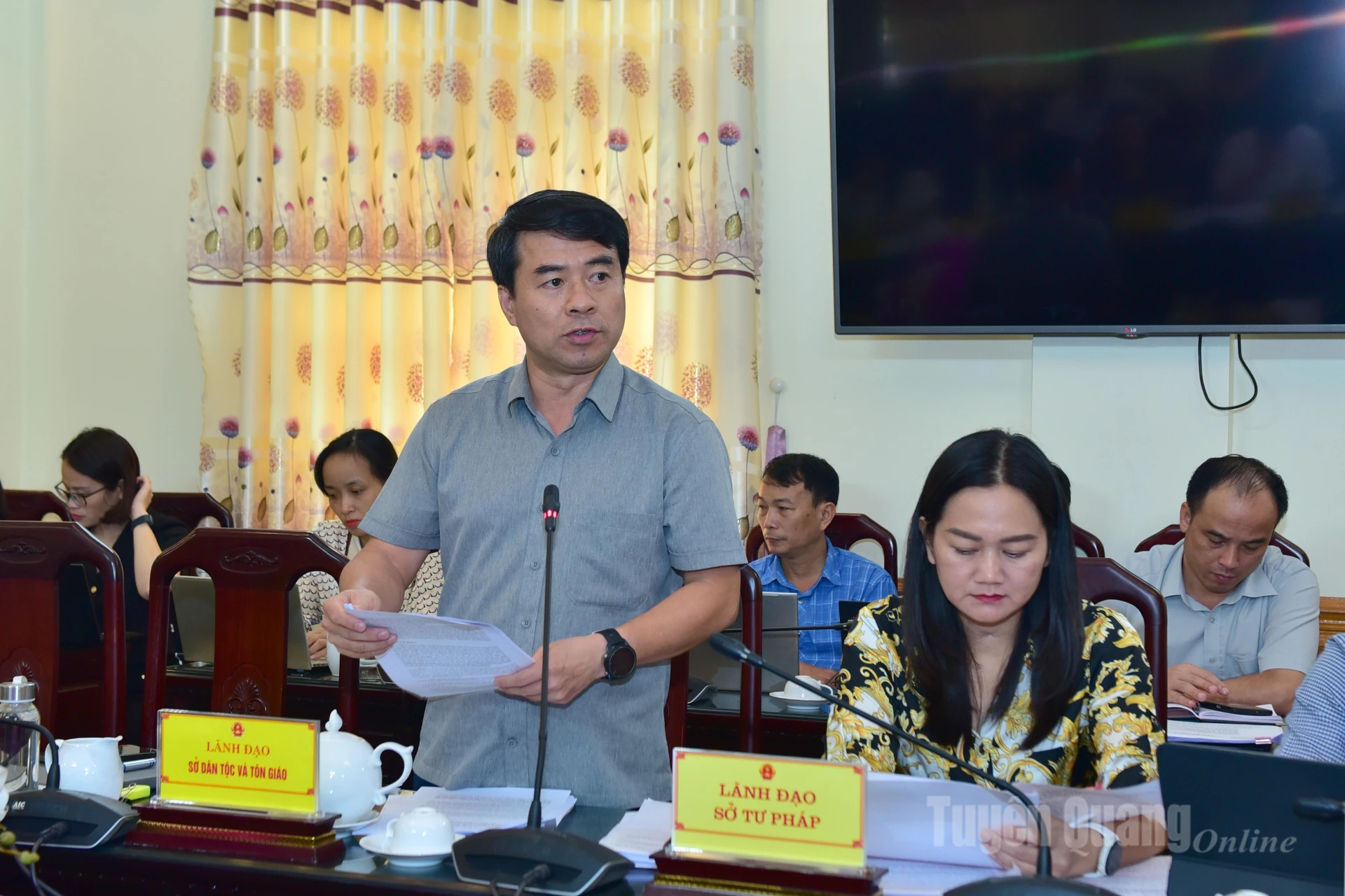 Lãnh đạo Sở Dân tộc và Tôn giáo trình bày và giải trình làm rõ một số nội dung liên quan đến các dự thảo nghị quyết.