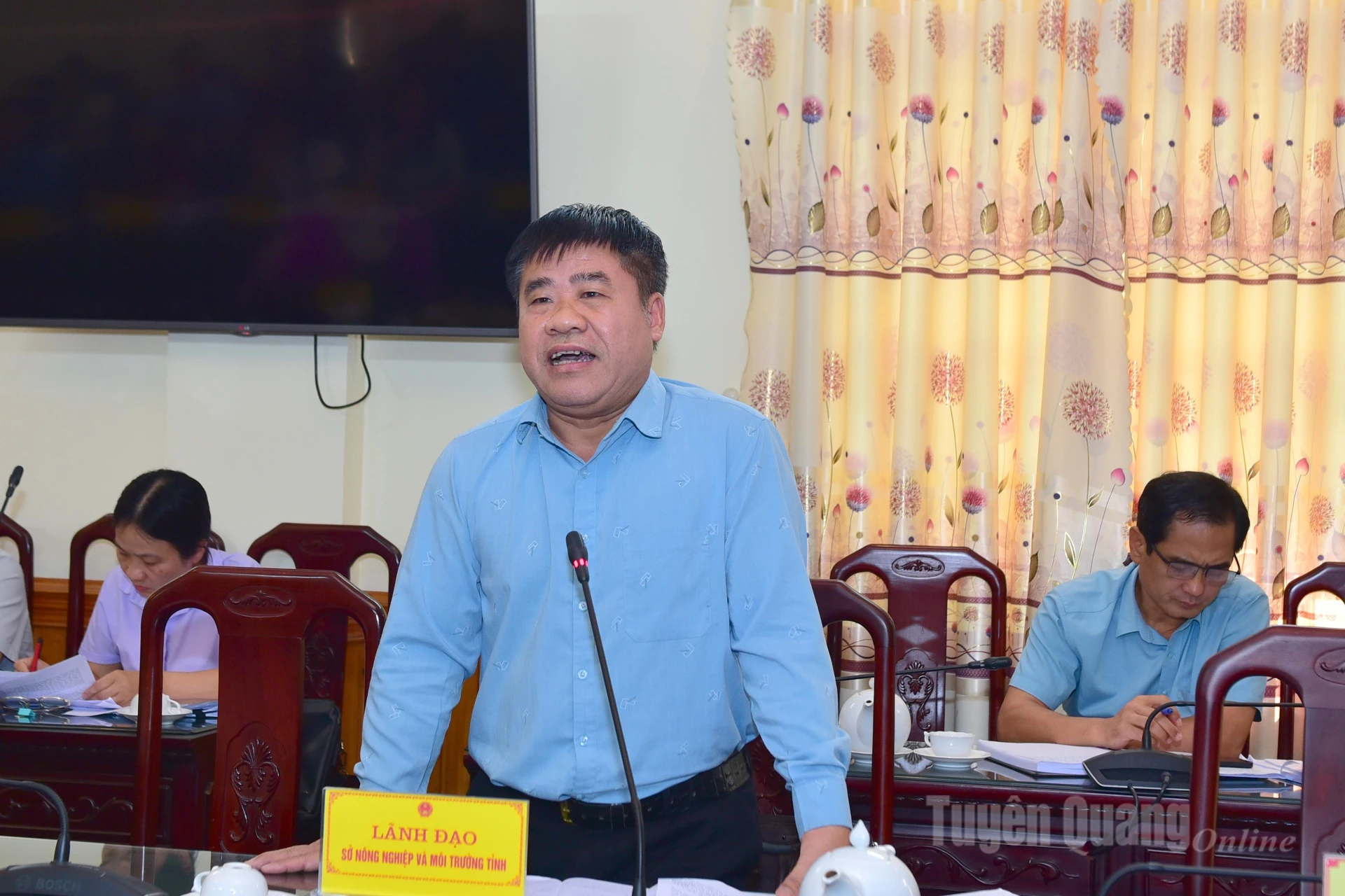 Lãnh đạo Sở Nông nghiệp và Môi trường trình bày và giải trình làm rõ một số nội dung liên quan đến các dự thảo nghị quyết.